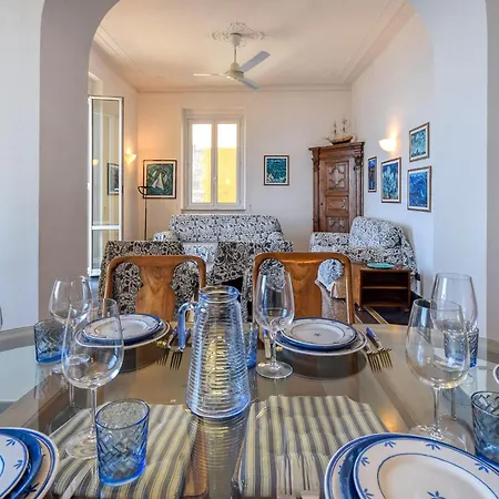 4 Bedroom Lovely In Lägenhet