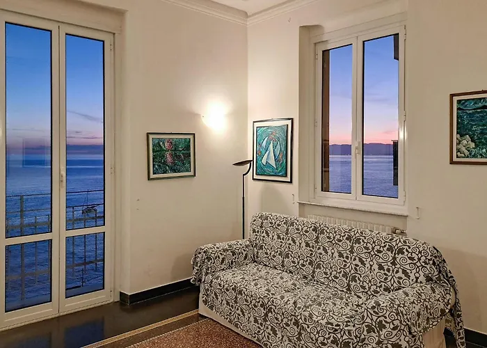 4 Bedroom Lovely In Apartamento Camogli